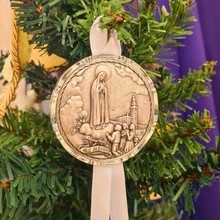 Load image into Gallery viewer, Crib Medallion