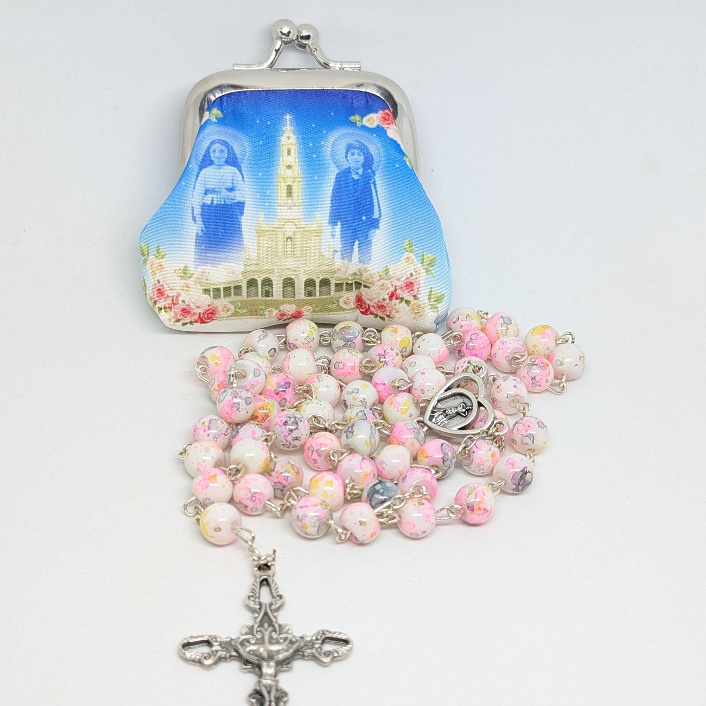 Rosário de cristal com efeito mármore rosa e roxo, com centro em forma de coração e bolsa