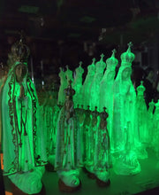 Cargar imagen en el visor de la galería, Nuestra Señora de Fátima - Brilla en la Oscuridad - 7.9&#39;&#39; | 20cm
